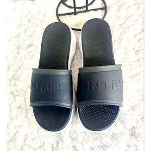 NWOB Hunter Geneva slide sandal in black with a white sole women size 9M